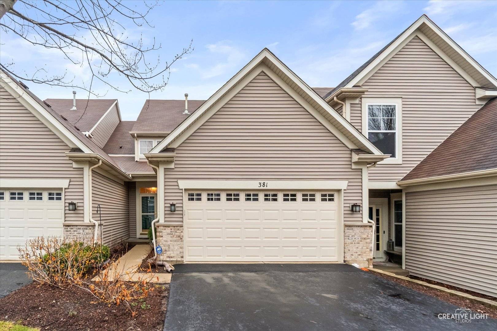 381 Hickory LN, South Elgin, IL 60177