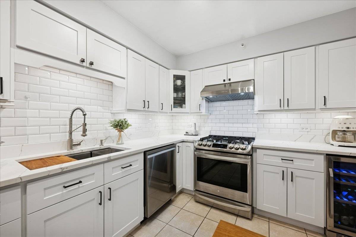 10 S Wille ST #201, Mount Prospect, IL 60056