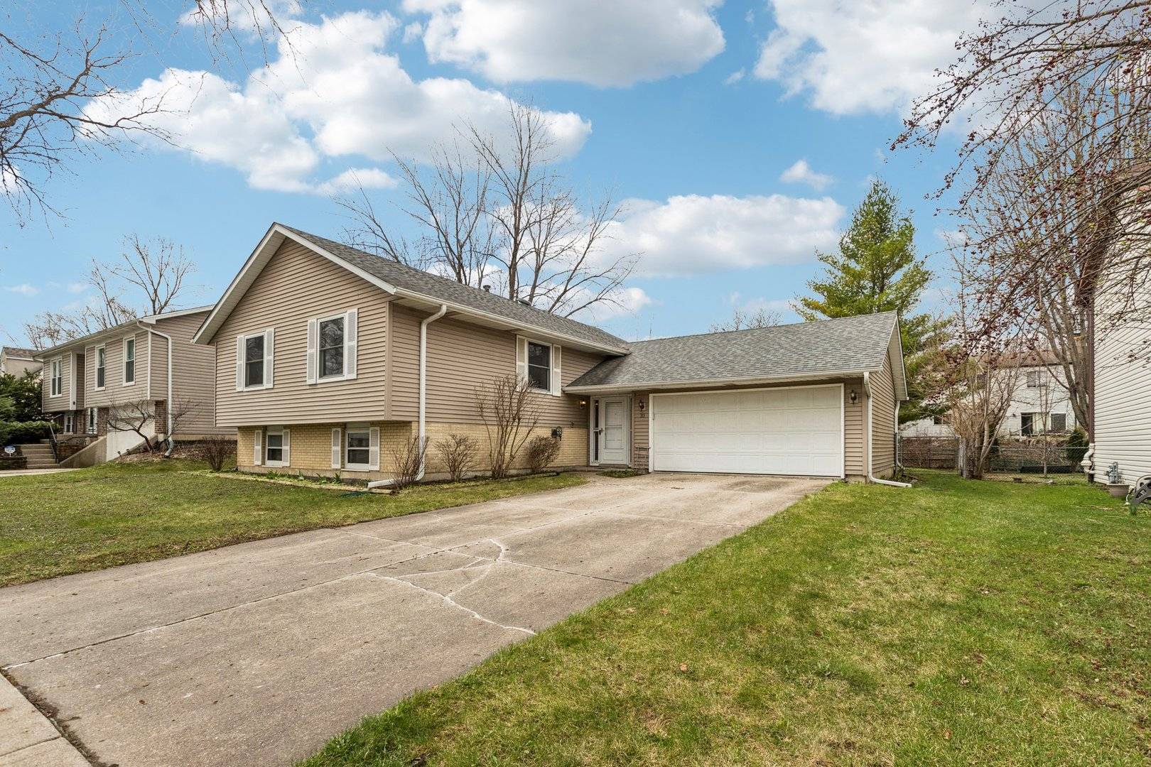 10 S Deerpath DR, Vernon Hills, IL 60061