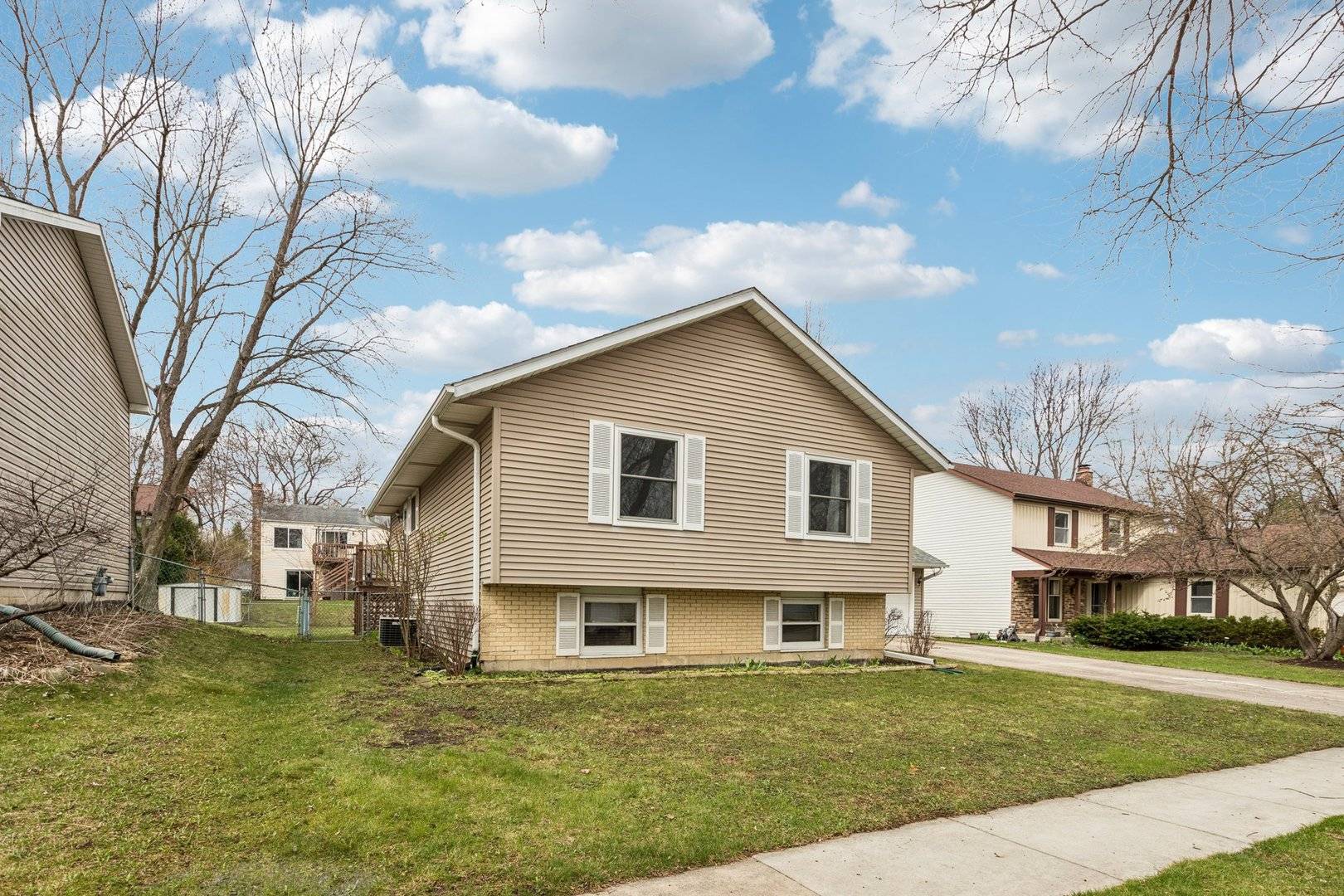 10 S Deerpath DR, Vernon Hills, IL 60061