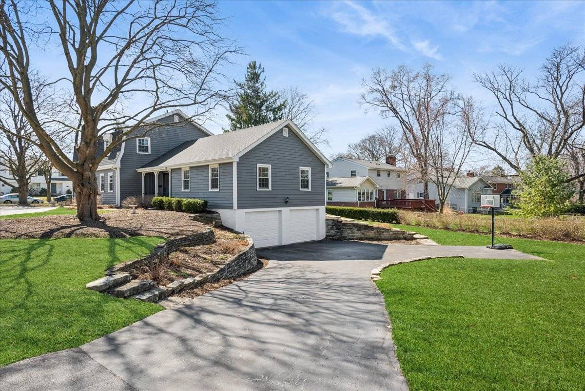 1318 Gamon RD, Wheaton, IL 60189