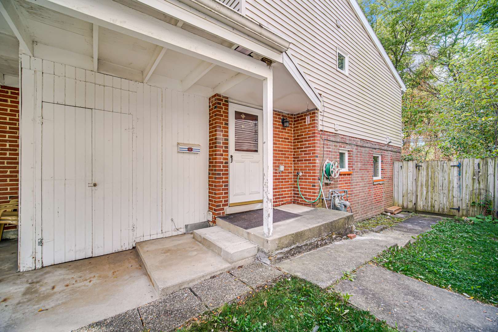9454 Meadow LN, Des Plaines, IL 60016
