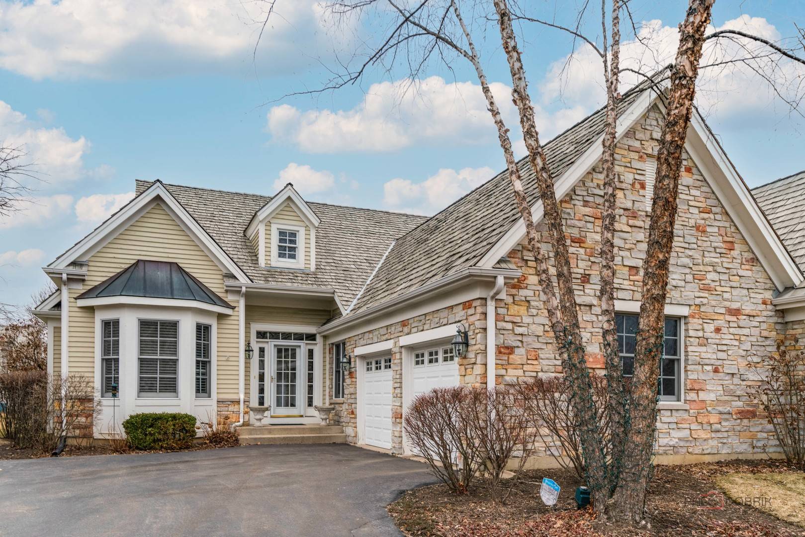 60 S Canterbury CT, Lake Forest, IL 60045