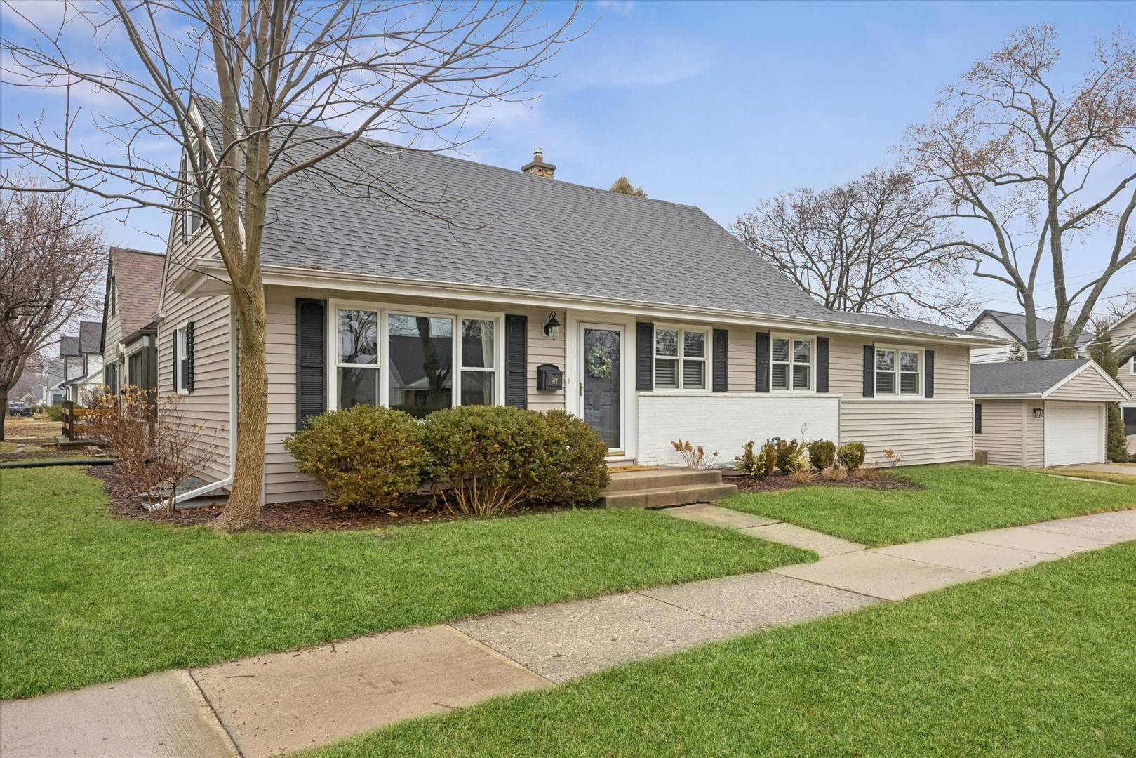 927 N Haddow AVE, Arlington Heights, IL 60004