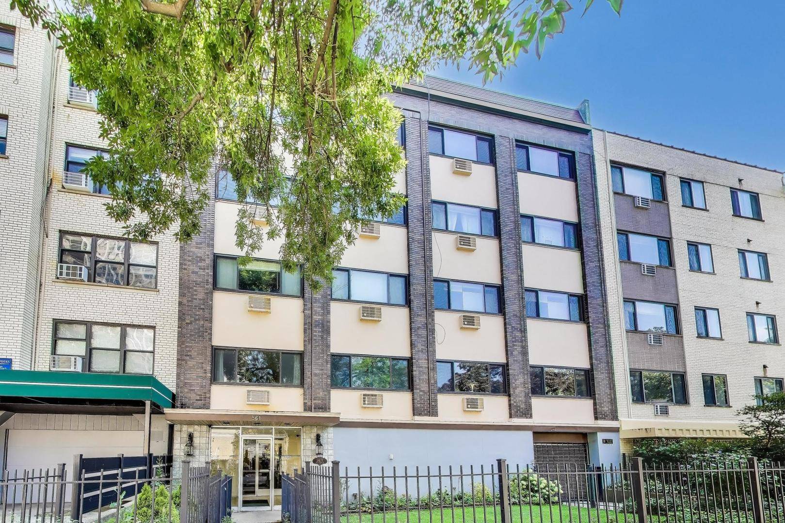 561 W Stratford PL #4F, Chicago, IL 60657