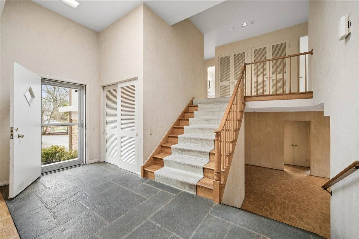 782 Clover LN, Glencoe, IL 60022