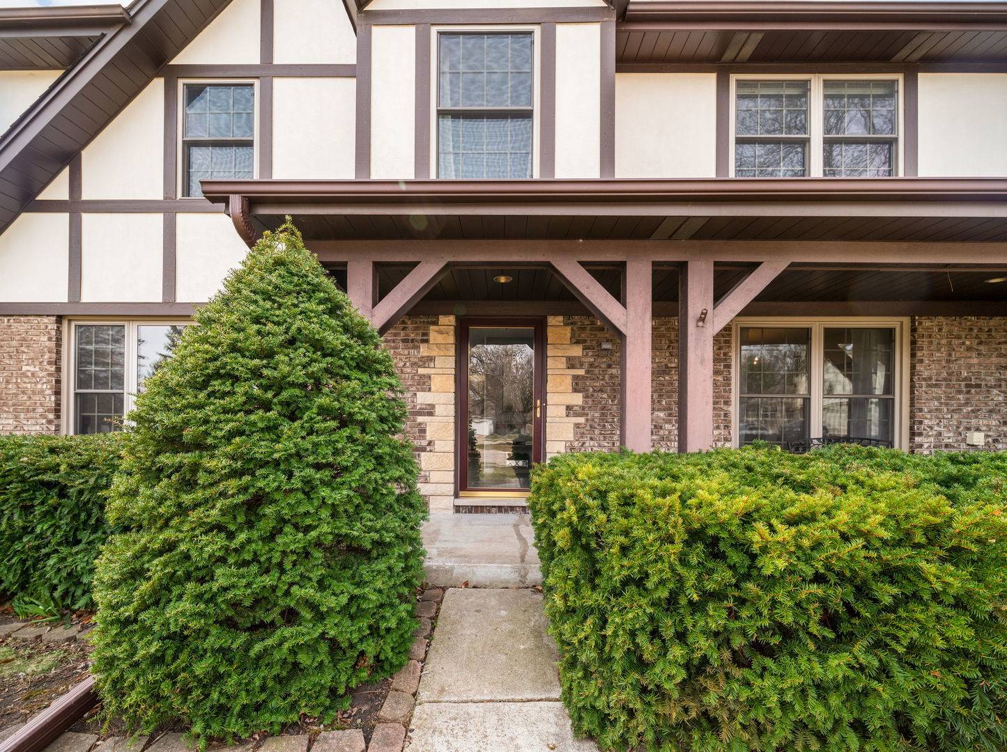 1341 Trinity PL, Libertyville, IL 60048