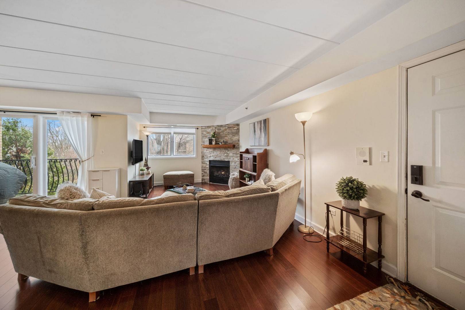 4407 Pershing AVE #2S, Downers Grove, IL 60515
