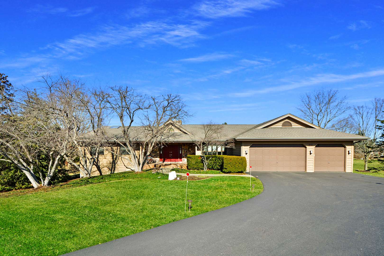 21 N Highview CIR, Hawthorn Woods, IL 60047