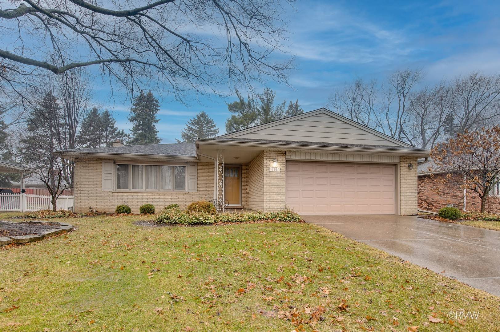 910 S Robert DR, Mount Prospect, IL 60056