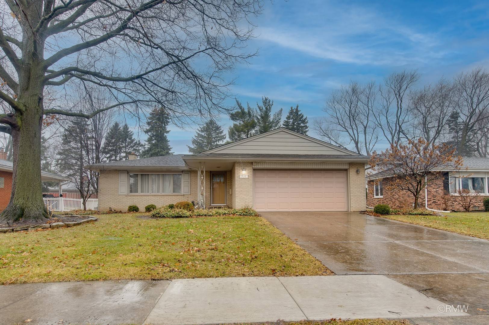 910 S Robert DR, Mount Prospect, IL 60056