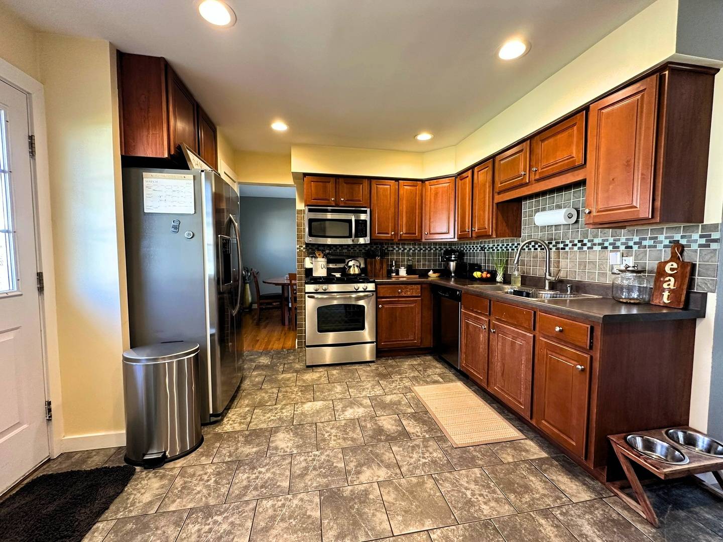17W484 Earl CT, Darien, IL 60561