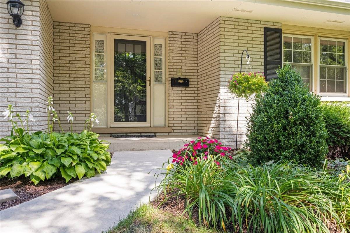 77 Bluebird LN, Naperville, IL 60565