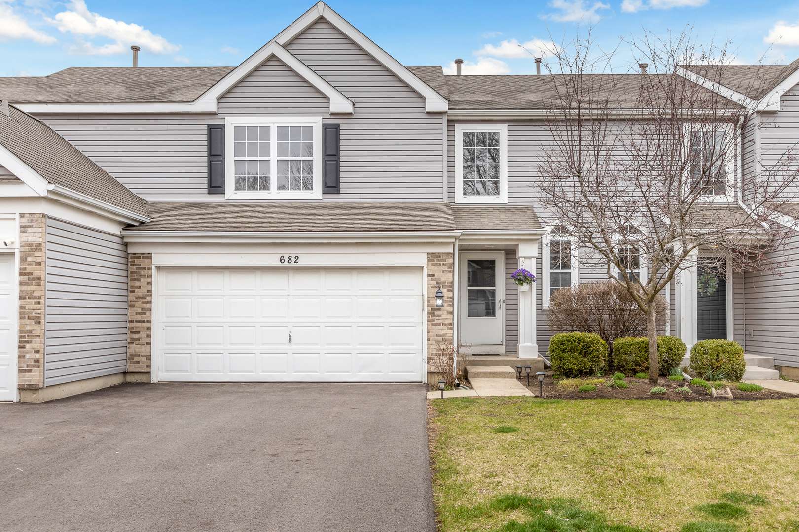 682 Silk Oak LN, Crystal Lake, IL 60014