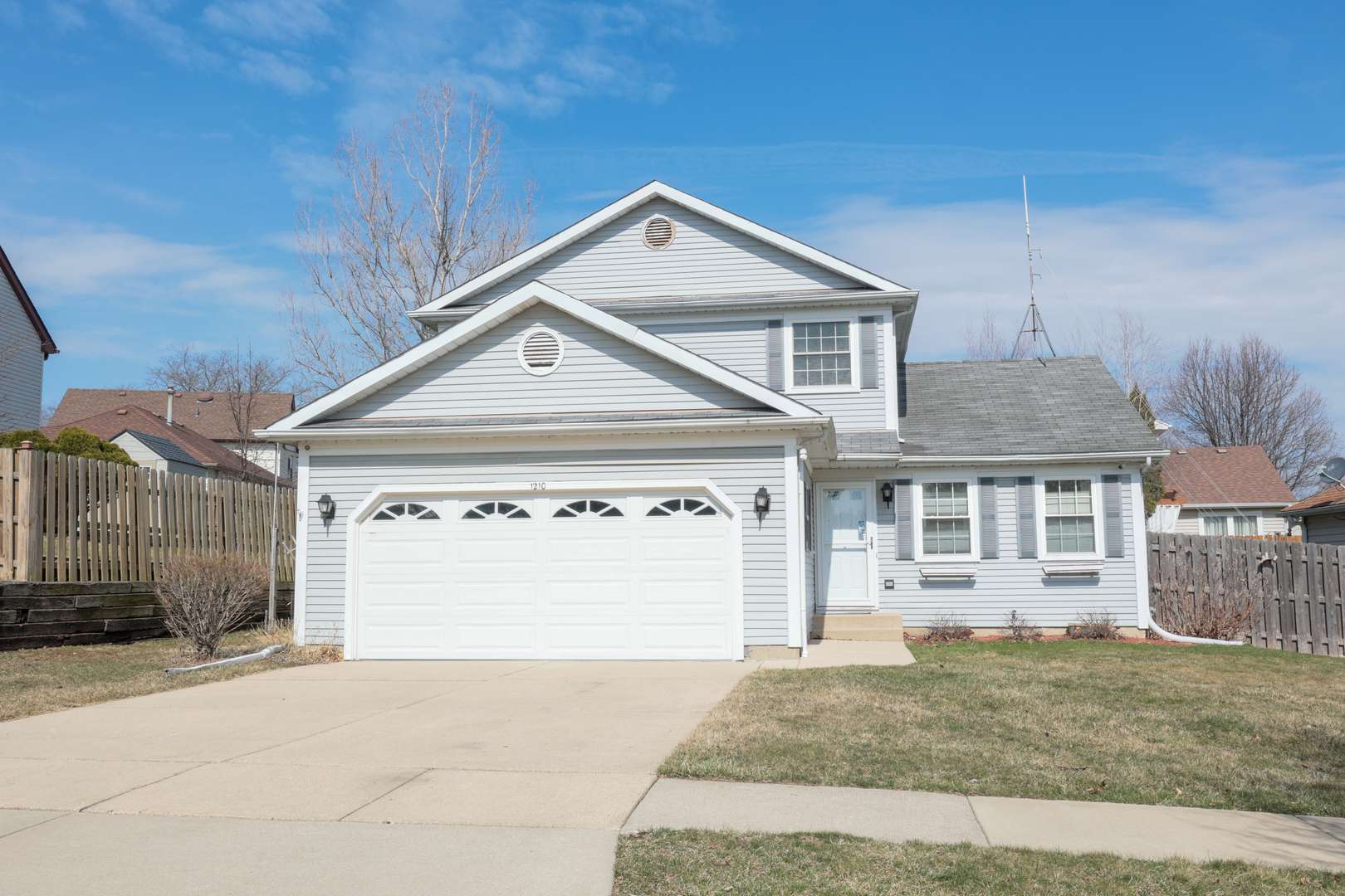 1210 Downing DR, Hoffman Estates, IL 60192