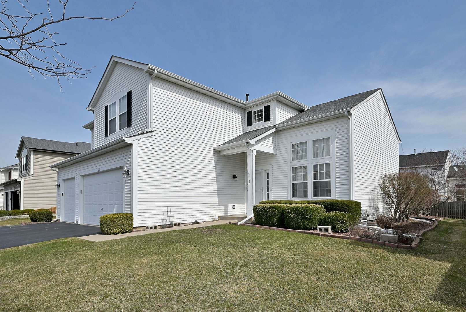 230 Stickley LN, Lake In The Hills, IL 60156