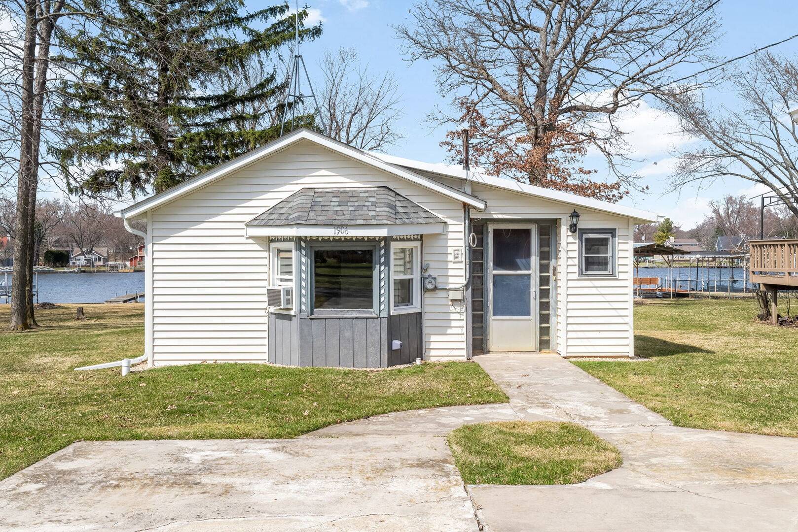 1906 River Terrace DR, Johnsburg, IL 60051