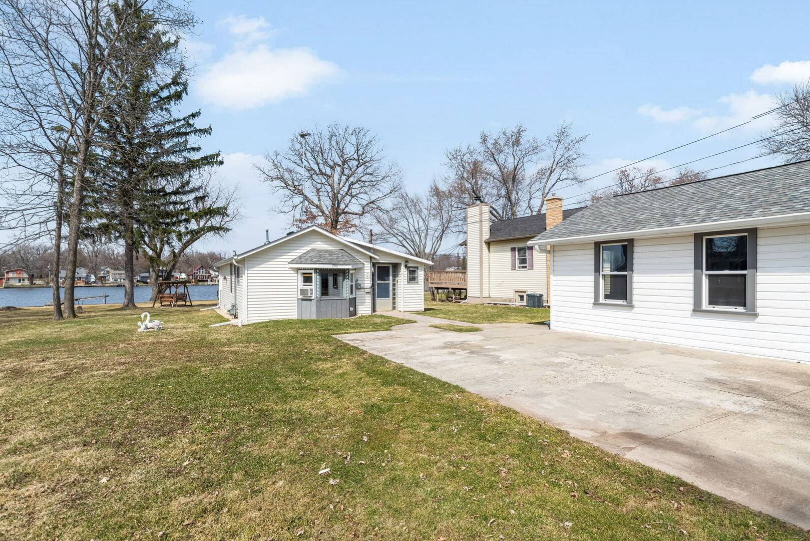1906 River Terrace DR, Johnsburg, IL 60051