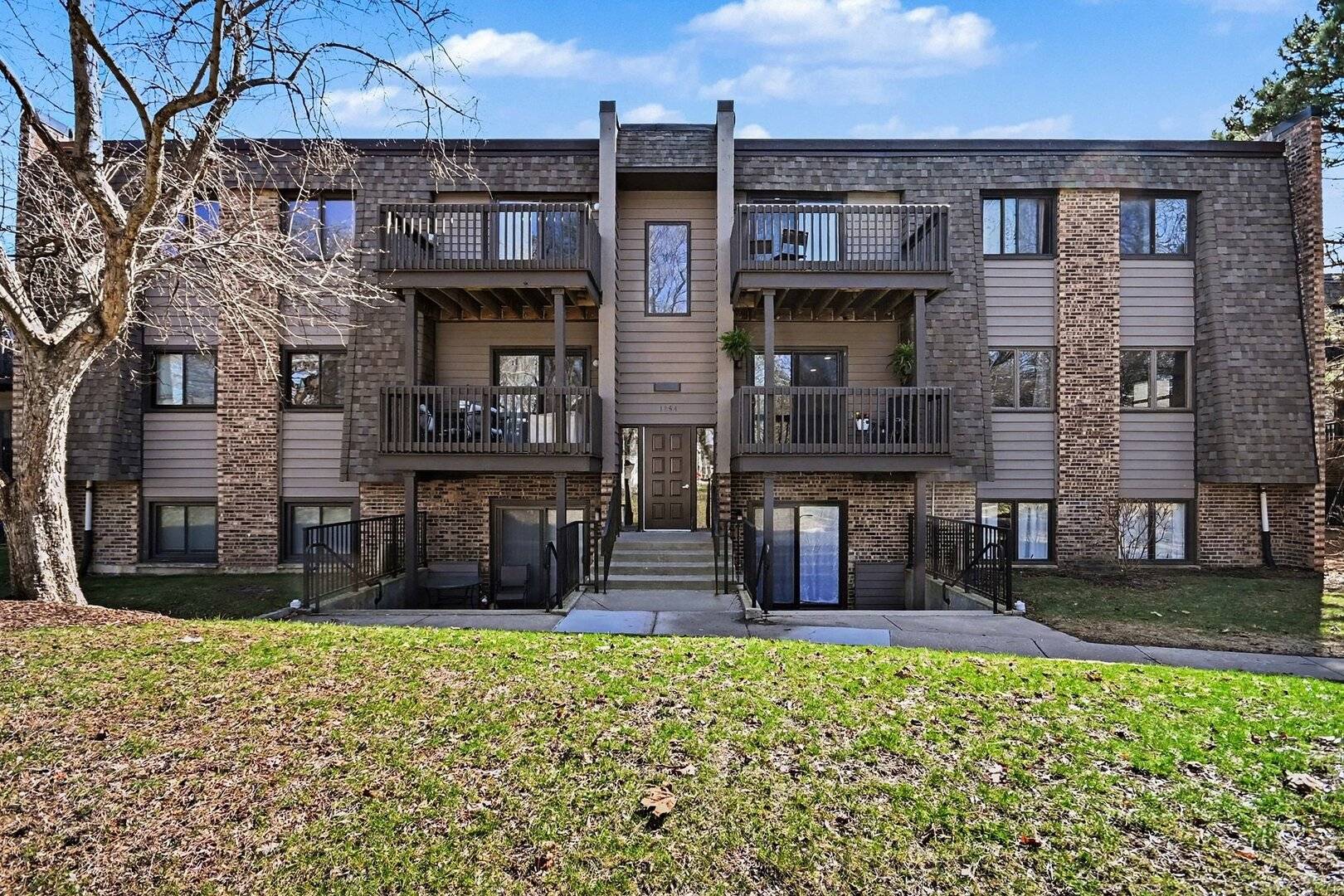 1484 Stonebridge CIR #B6, Wheaton, IL 60189