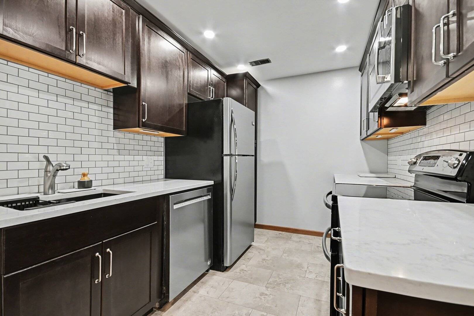 1484 Stonebridge CIR #B6, Wheaton, IL 60189