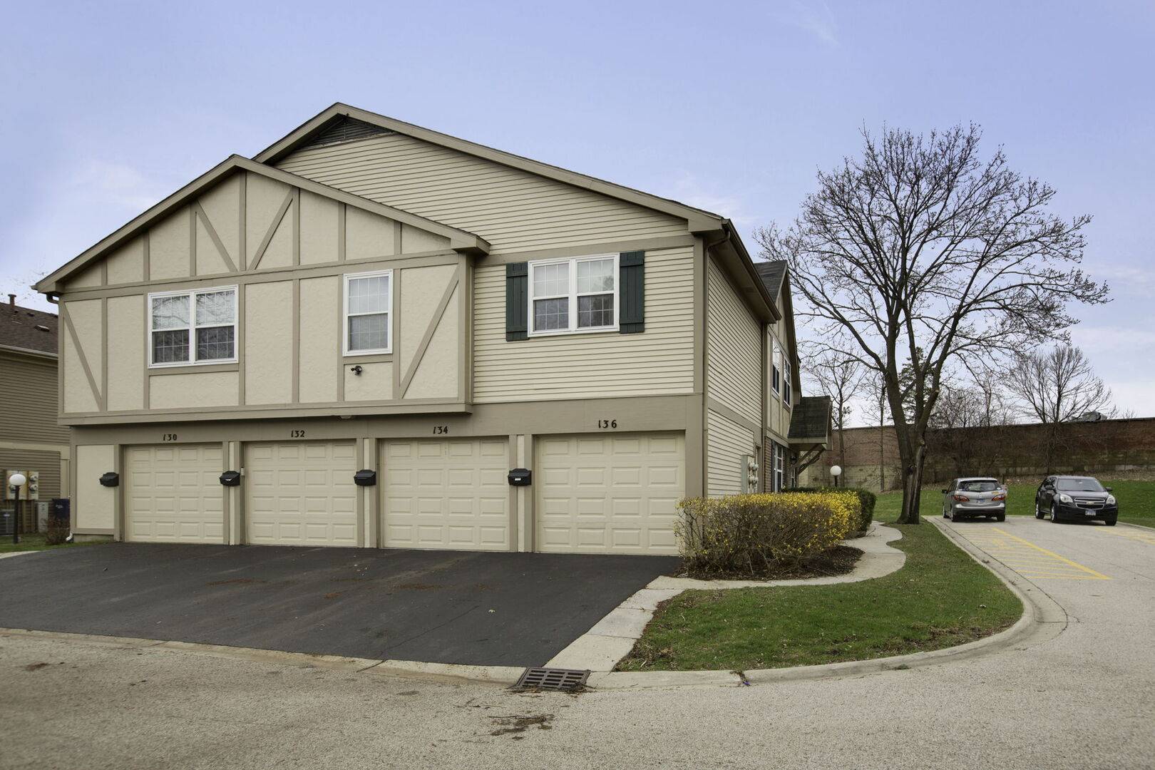136 Brookwood CT, Vernon Hills, IL 60061