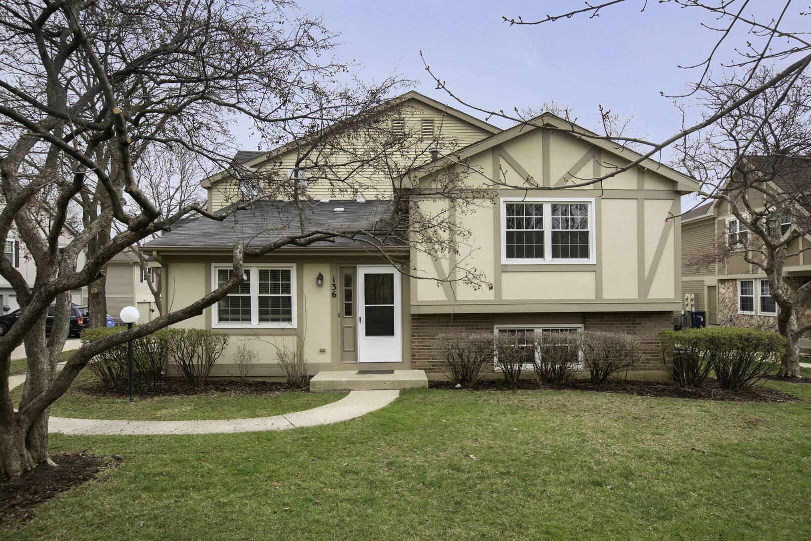 136 Brookwood CT, Vernon Hills, IL 60061
