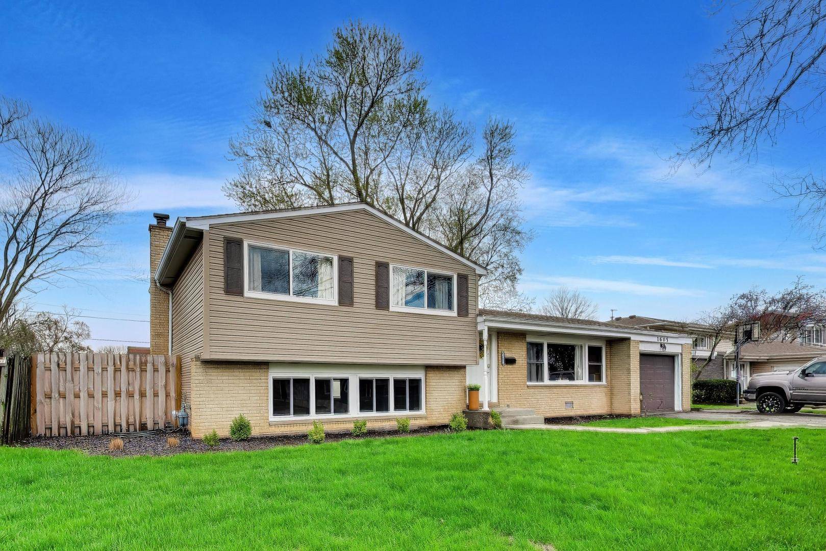 1605 W Lexington DR, Arlington Heights, IL 60004