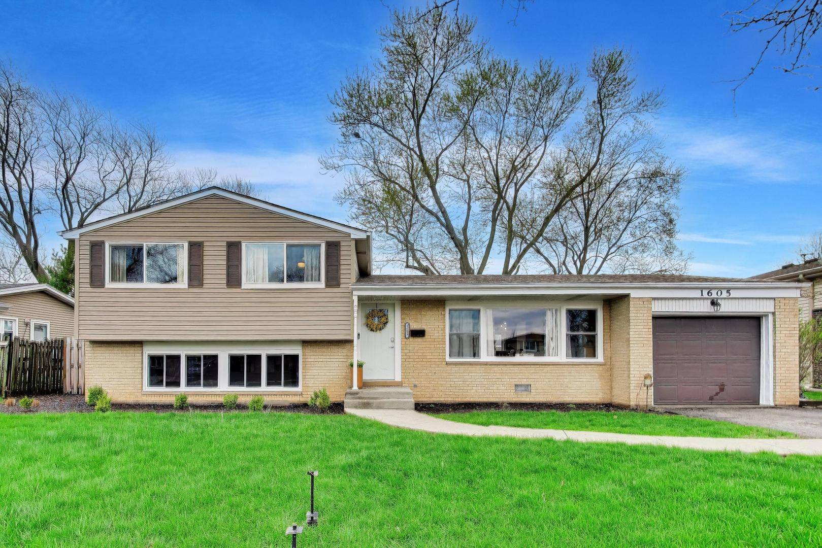 1605 W Lexington DR, Arlington Heights, IL 60004