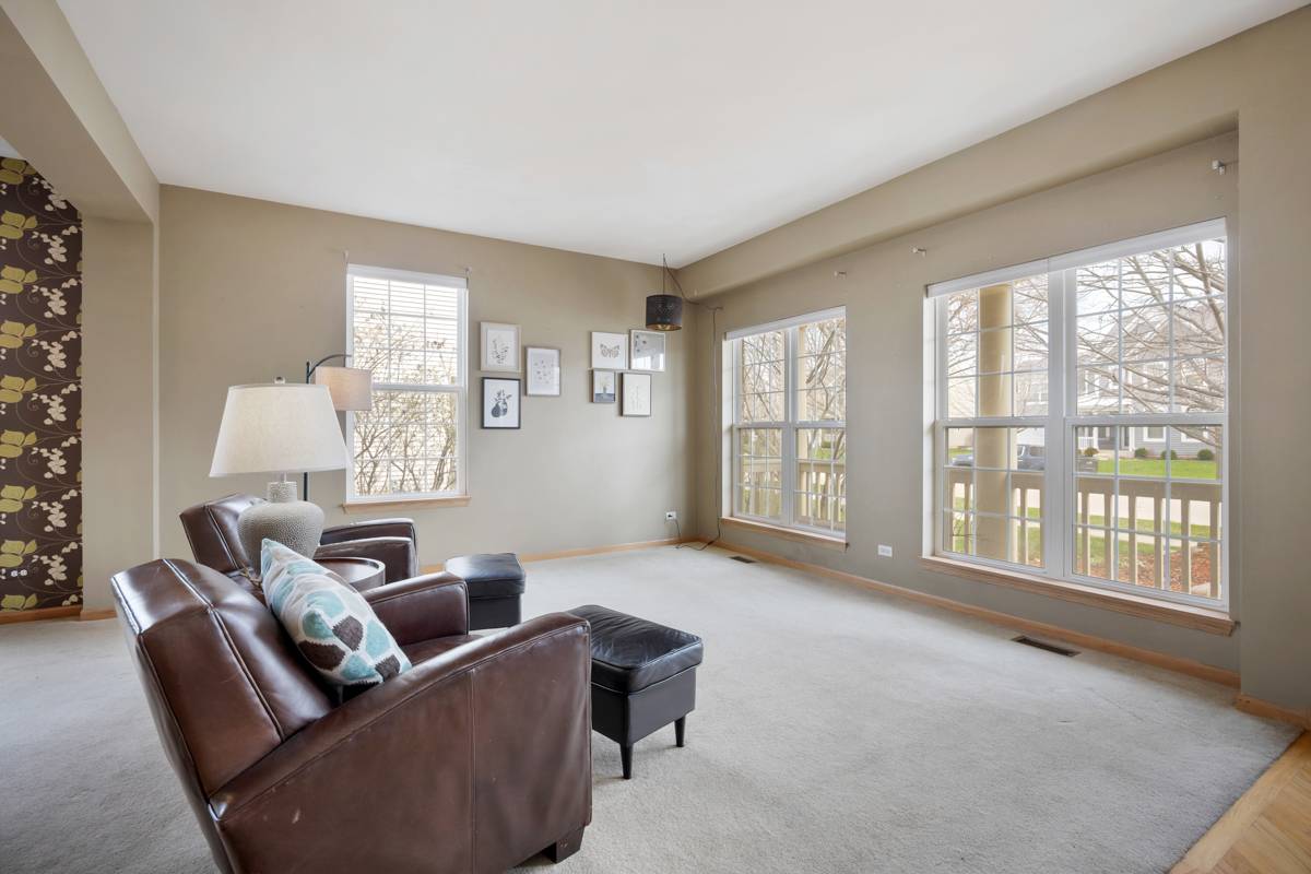 9985 Berkshire LN, Huntley, IL 60142