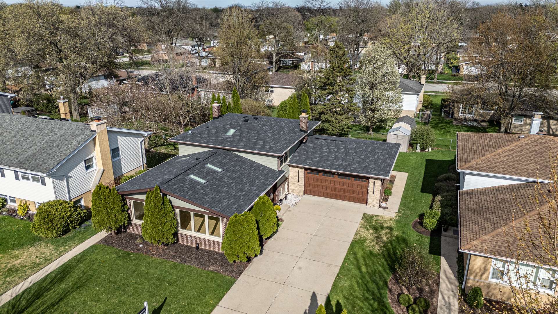 909 S Waverly PL, Mount Prospect, IL 60056