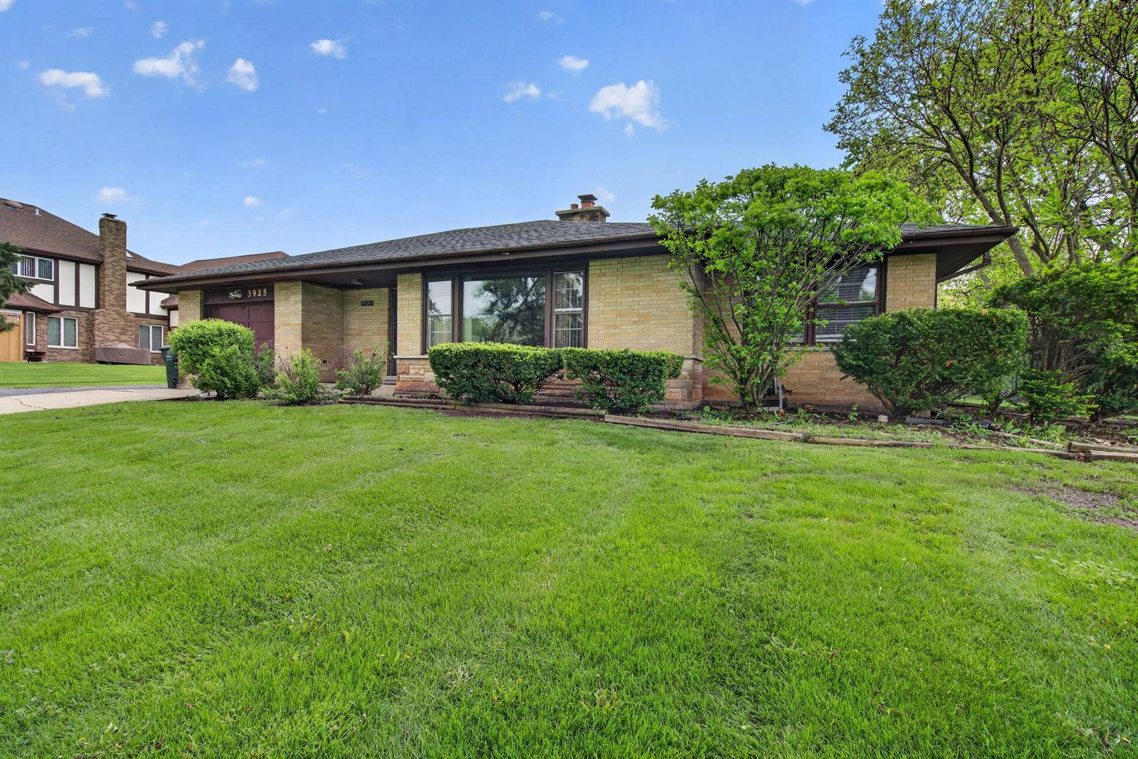 3925 Downers DR, Downers Grove, IL 60515