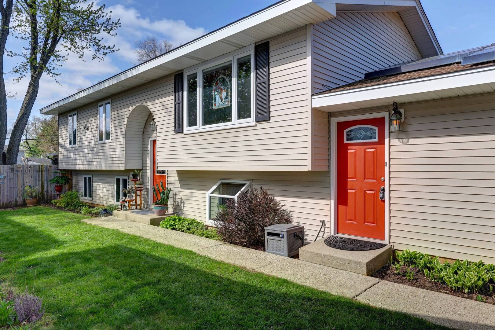 445 Golf RD, Crystal Lake, IL 60014