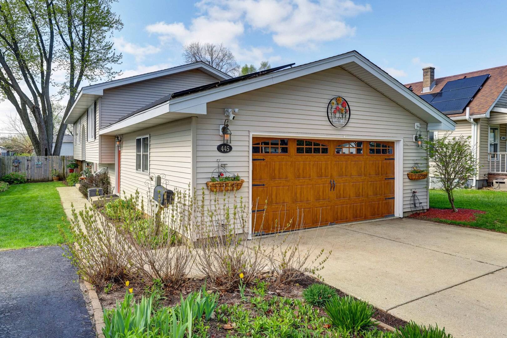 445 Golf RD, Crystal Lake, IL 60014
