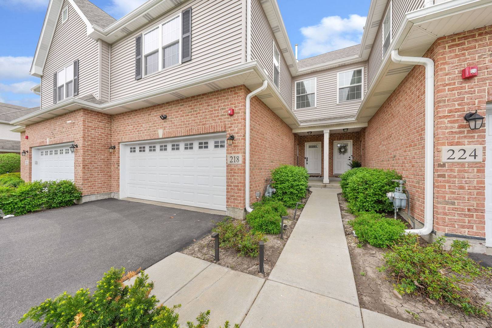 218 Auburn Hills LN, Addison, IL 60101