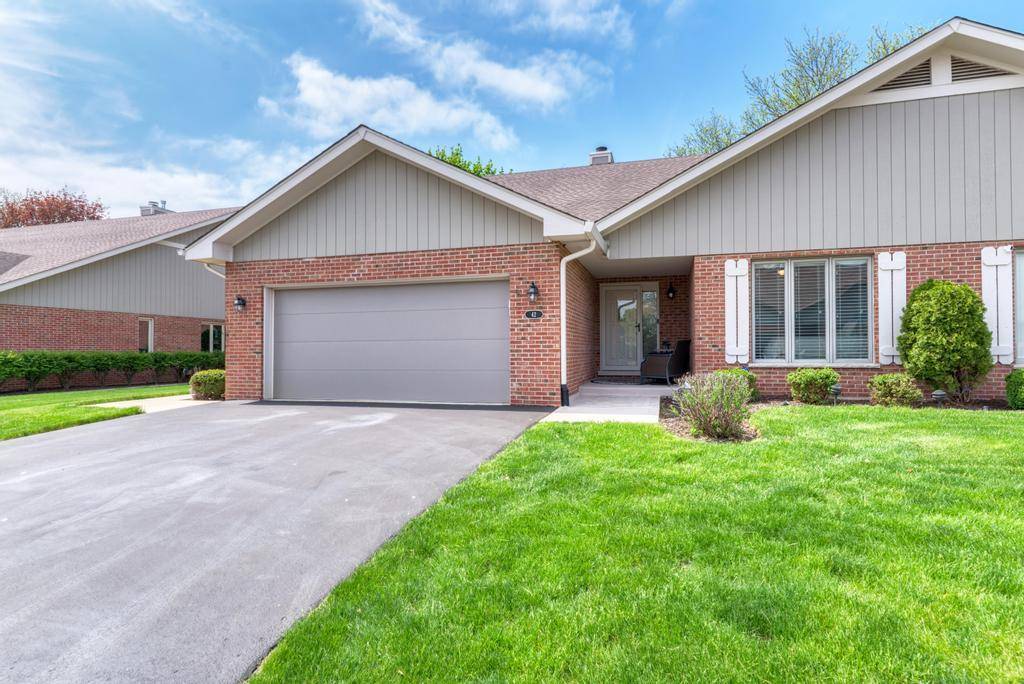 42 Royal LN, Bloomingdale, IL 60108