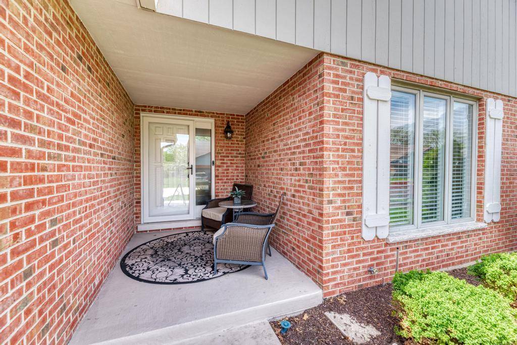 42 Royal LN, Bloomingdale, IL 60108