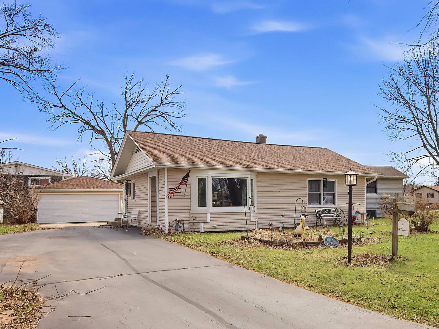 10004 W Nippersink DR, Richmond, IL 60071