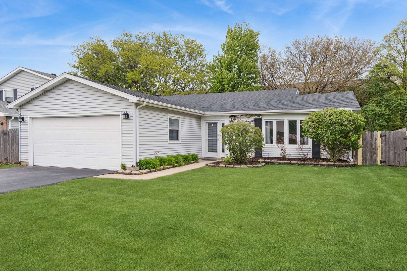 141 Pebble Creek TRL, Carol Stream, IL 60188