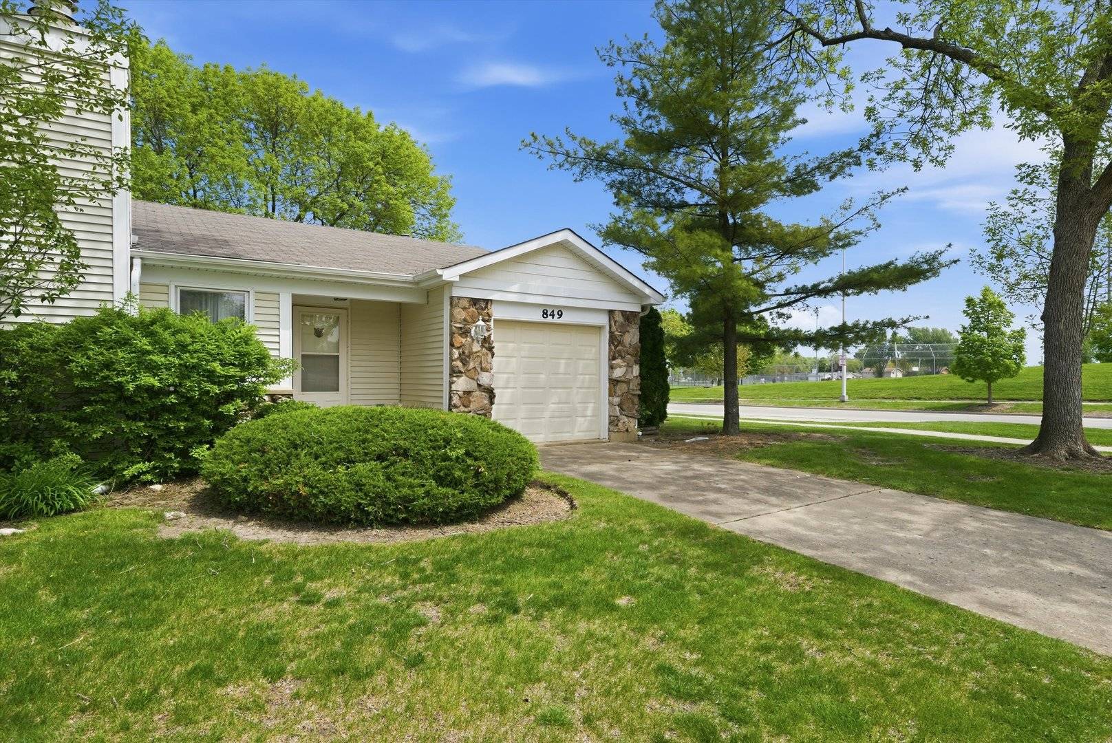 849 Colony Lake DR, Schaumburg, IL 60194