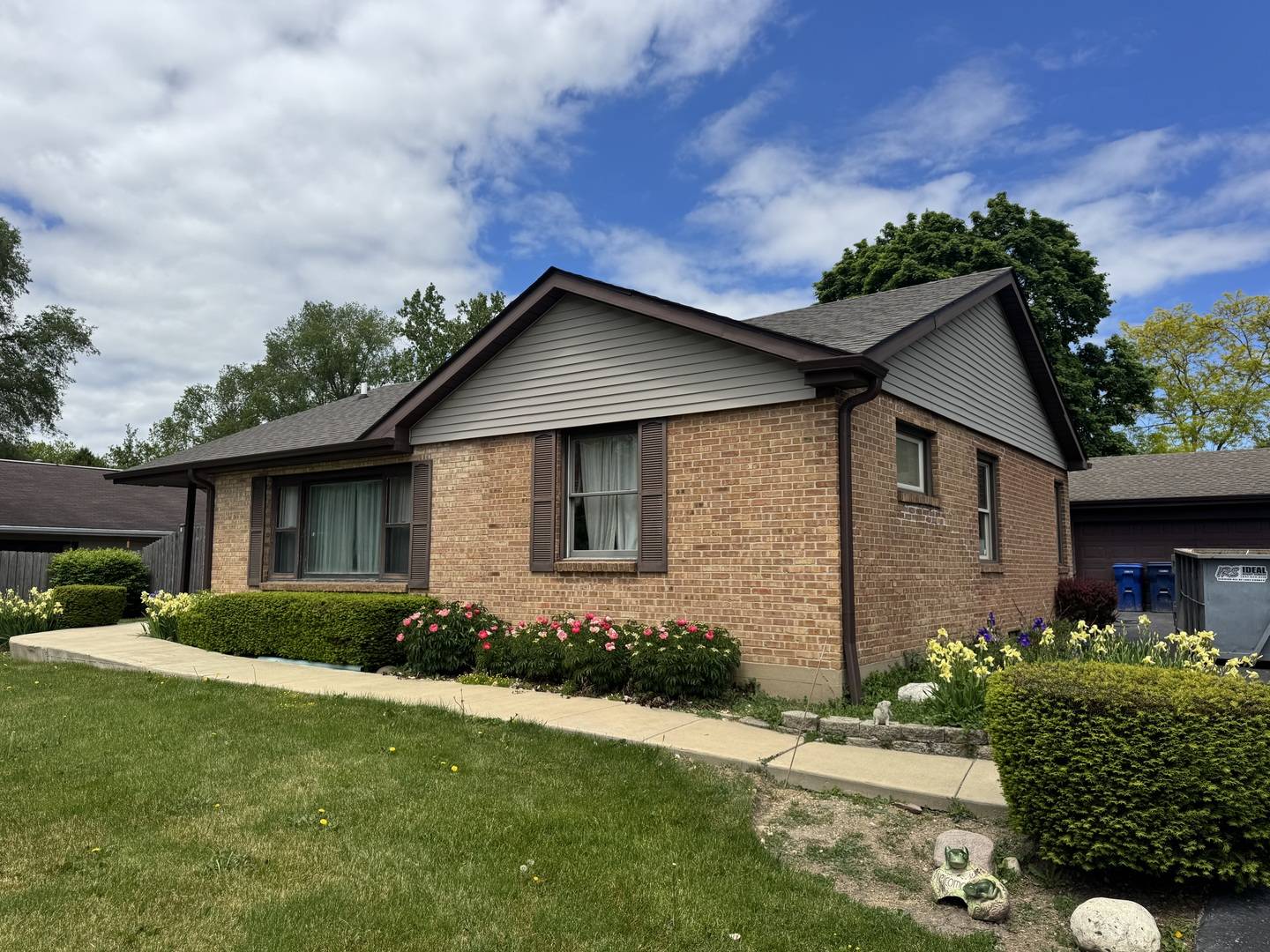2130 Hawthorne LN, Waukegan, IL 60087