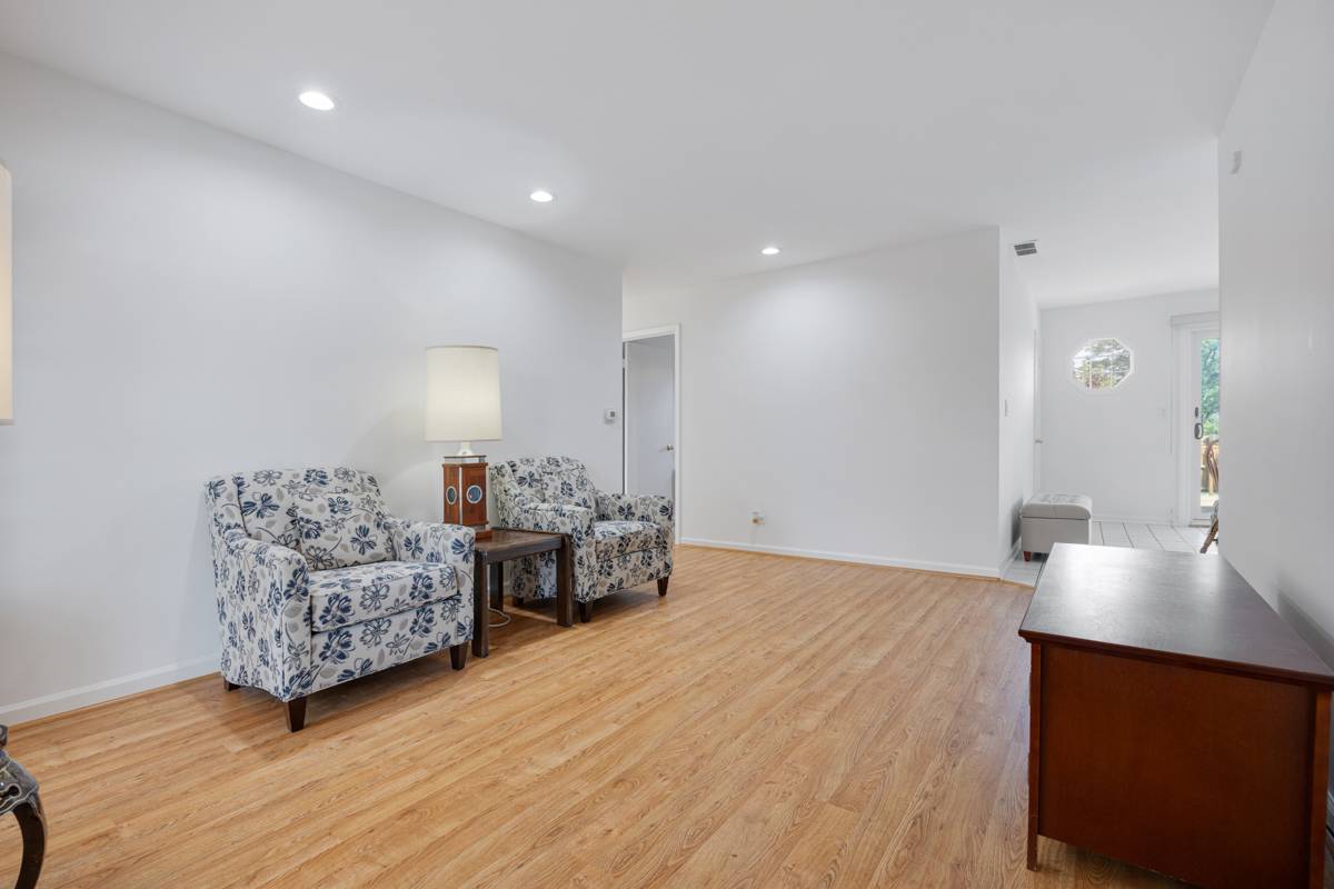 1067 Grissom TRL, Elk Grove Village, IL 60007