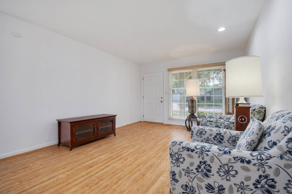 1067 Grissom TRL, Elk Grove Village, IL 60007