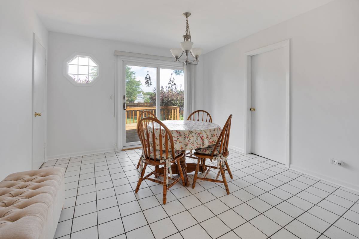 1067 Grissom TRL, Elk Grove Village, IL 60007