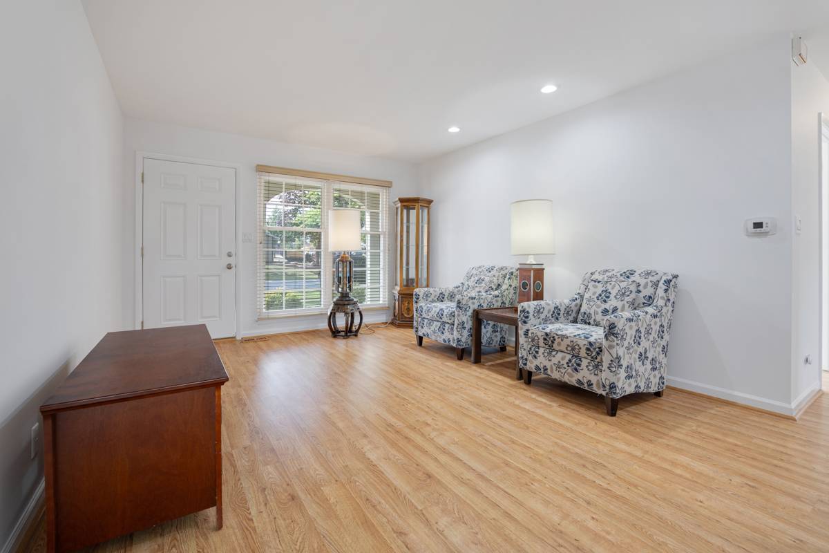 1067 Grissom TRL, Elk Grove Village, IL 60007