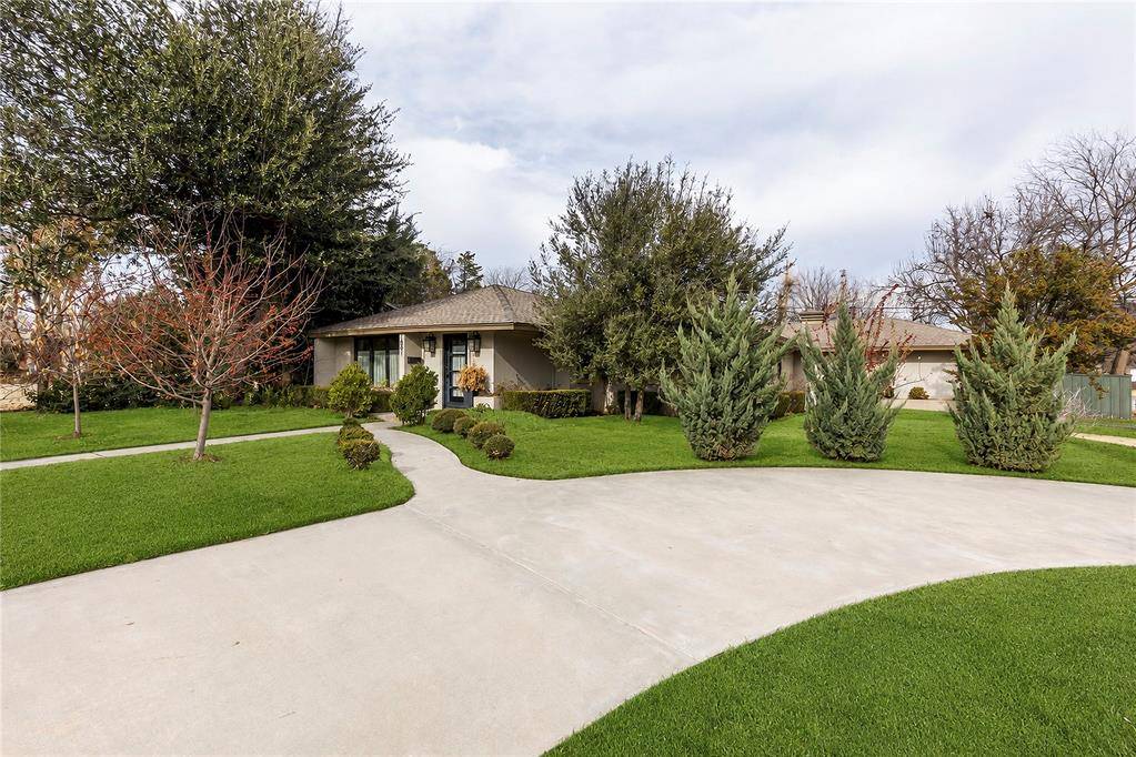1801 Westminster PL, Nichols Hills, OK 73120