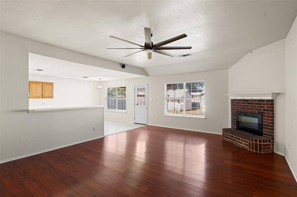 6014 Harwood Crossing Drive, Arlington, TX 76018
