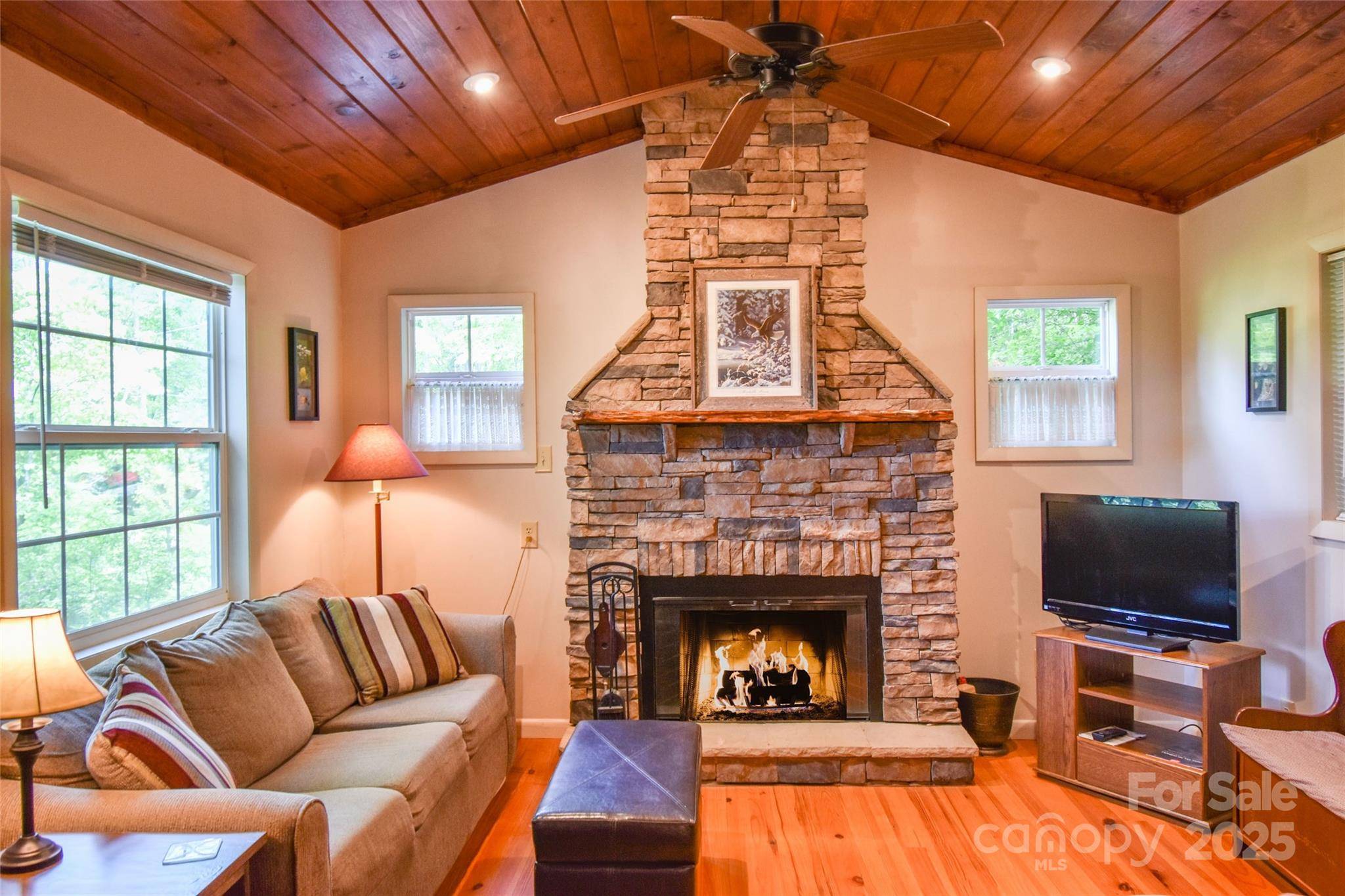 40 Bear Cove CIR, Bryson City, NC 28713