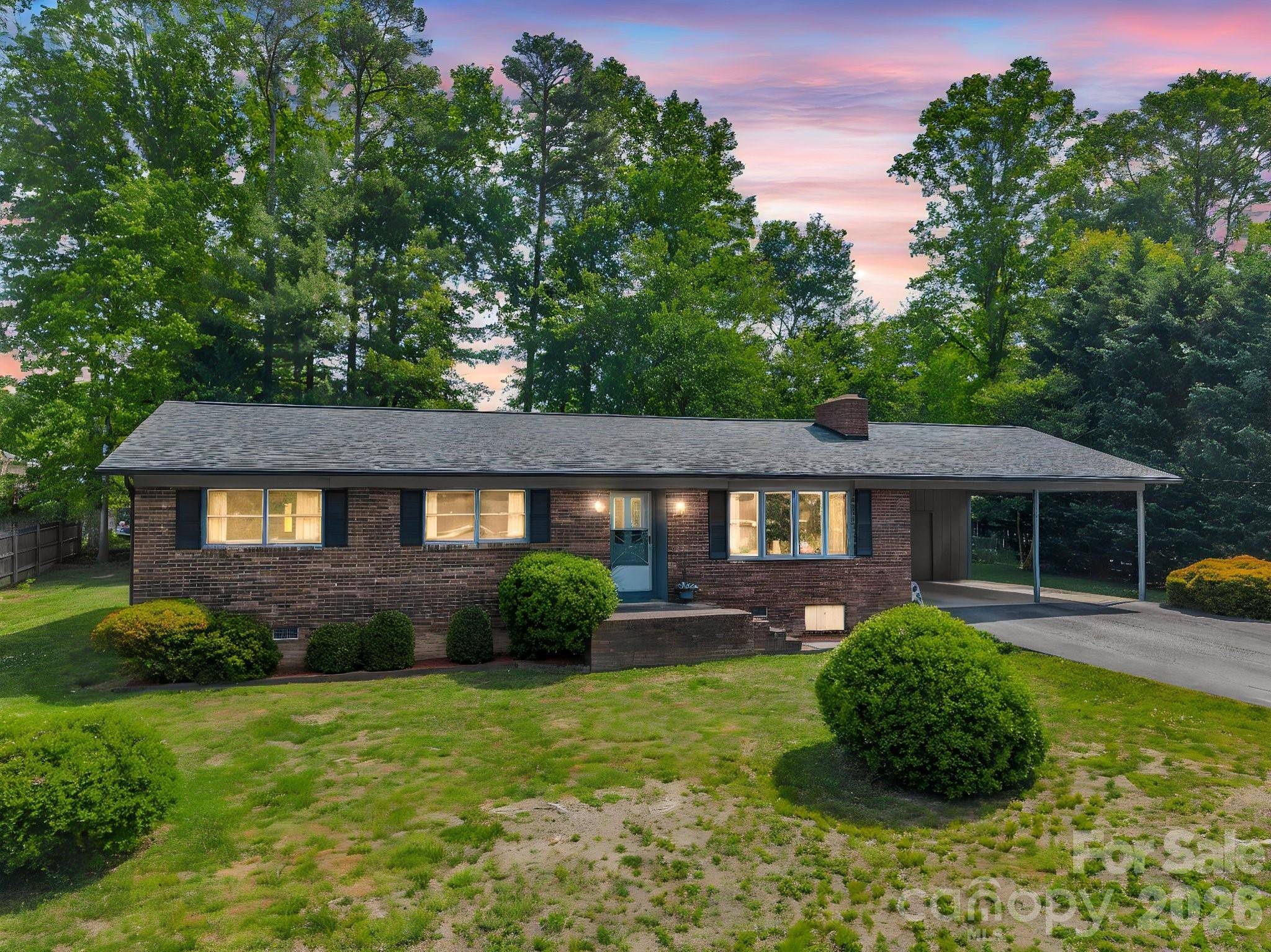 121 Greenfield LN, Hendersonville, NC 28792