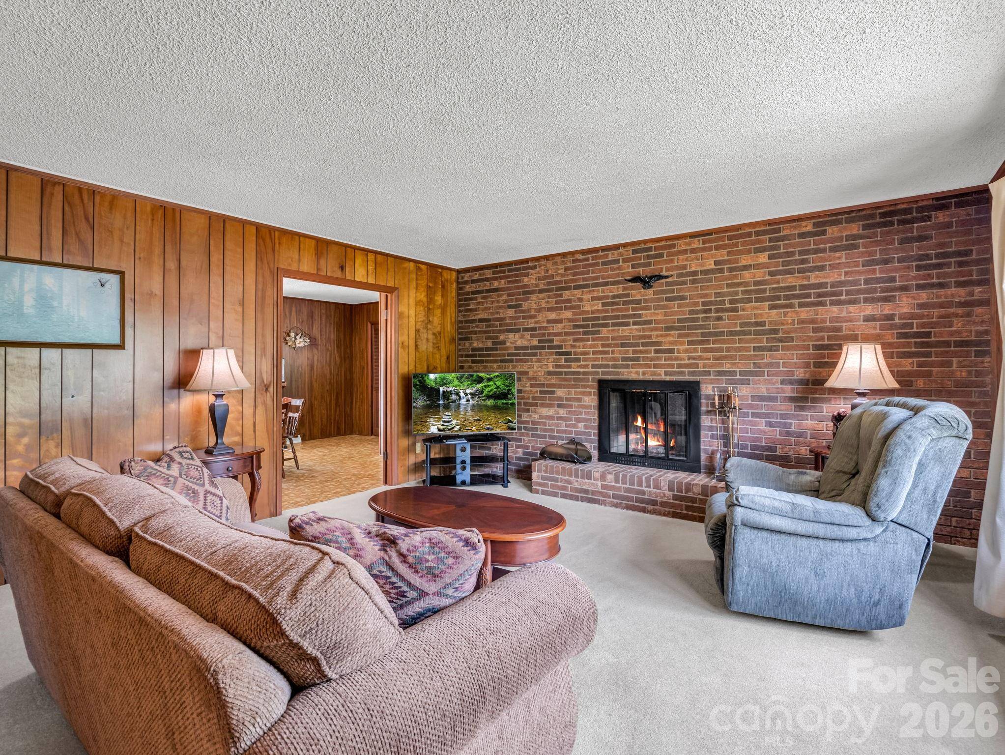 121 Greenfield LN, Hendersonville, NC 28792