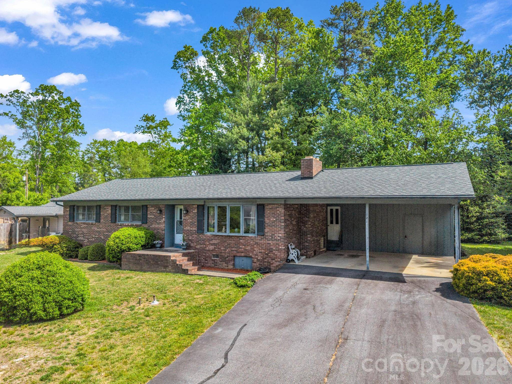 121 Greenfield LN, Hendersonville, NC 28792
